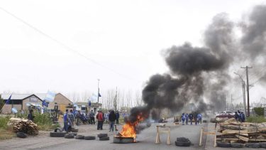 Los trabajadores aseguran que van a resistir la medida ordenada por la jueza de Roca. (foto: Juan Thomes)