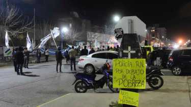Anoche la protesta continuaba frente a la comisaría Tercera de Roca. Fotos: Andrés Maripe