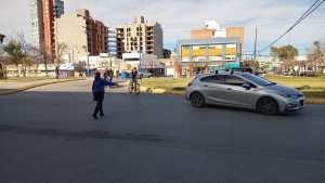 Caos en el tránsito de Roca por el acampe de la policía en pleno centro