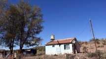Imagen de Sismos en Vaca Muerta: vecinos ven como «una burla» el anuncio para construir casas antisísmicas