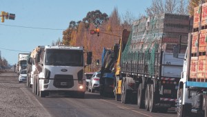 Aumentó el tránsito en caminos alternativos por los semáforos en Ruta 22