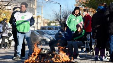 Esta mañana ATE había concentrado en als puertas del CPE. Foto: Matías Subat