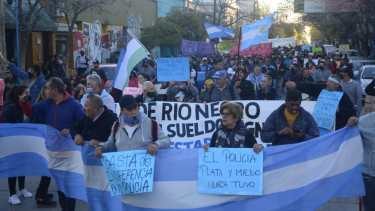 Luego de la movilización, se exigirá la respuesta por parte de las autoridades de la Unidad Regional II de Roca y se abrirá una lista de oradores. Foto Andrés Maripe.