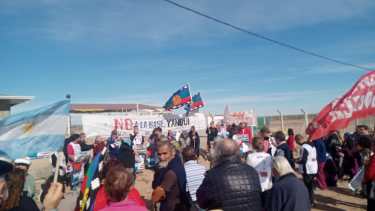 El acto se desarrolló a la vera de la nueva ruta 22, en la edificación en construcción bajo contratación supuestamente extranjera (foto gentileza)