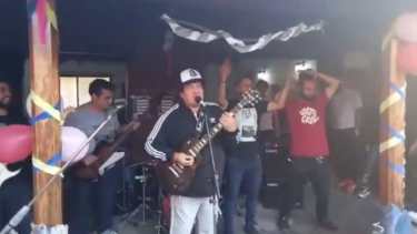 El exlíder de Intoxicados y Viejas Locas reapareció con música. Foto: Captura video