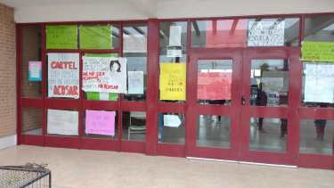EL miércoles, el estudiantado organizó una sentada en la EPET 19 para denunciar el acoso. (Gentileza).-