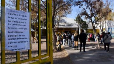 La escuela 195 hoy suspendió sus clases y convocó a un abrazo simbólico por las pérdidas de gas. (Matías Subat).-
