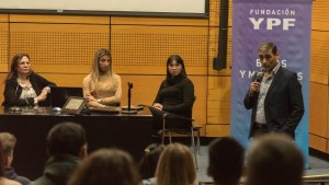 Las autoridades de YPF recibieron a los nuevos becarios