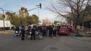 Organizaciones sociales reclamaron frente a la sede de Desarrollo Social de Neuquén