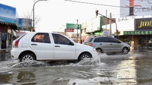 Un asco: se rompió un caño de cloacas y el líquido inundó calles de Neuquén