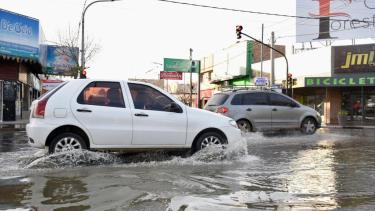 Los autos que pasan por el Bajo de Neuquén mueven las aguas cloacales. (Matías Subat).-