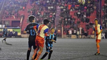 Las pruebas que realizarán los captadores de River Plate se desarrollarán en el estadio Luis Maiolino del Deportivo Roca. Foto Archivo.