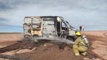 Bomberos Voluntarios contuvieron el incendio del vehículo.  Foto: Rodrigo Ramírez