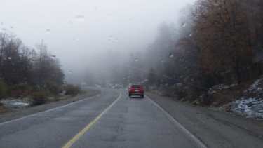 Este lunes continúa el alerta amarillo por nevadas en la cordillera de Neuquén y Río Negro. (Foto prensa SMA).-
