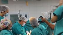Imagen de Video: realizaron una operación mientras caía agua del techo en un hospital de Neuquén