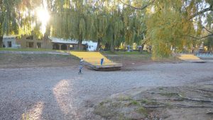 Impactante: un brazo del río Limay se quedó sin agua por la sequía en Neuquén