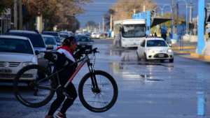 Otra vez los líquidos cloacales corren por la calle 9 de Julio, en Roca
