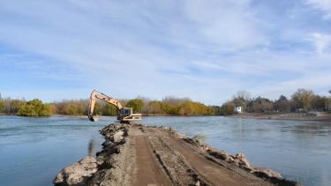 La famosa escollera del río Limay está siendo extendida nuevamente, esta vez, 40 metros. (Foto Matías Subat).-