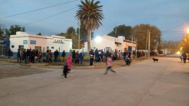 Los vecinos de Godoy hicieron un abrazo al Centro de Salud para reclamar por el nombramiento de médicos permanentes. (Foto gentileza)