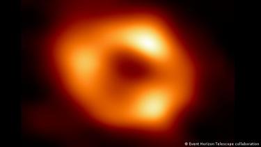La imagen coloreada artificialmente fue distribuida el jueves por el consorcio internacional que mantiene el Telescopio Event Horizon.