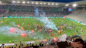 Saint Etienne se fue a la B en Francia y sus hinchas atacaron a los rivales con bengalas