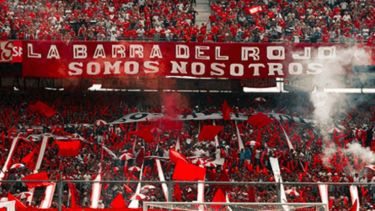 La barra que responde a "Bebote" Álvarez se enfrentó a la policía en la previa al partido por la Sudamericana.
