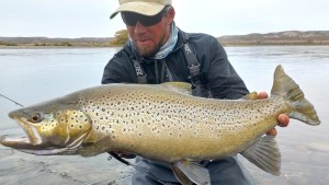 El pescador de las truchas gigantes del Limay Medio y sus tips para los últimos días de la temporada