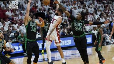 Boston dio el golpe en Miami y se puso al frente.