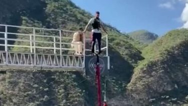Si bien el muchacho respetó las reglas del instructor, no pudo evitar el accidente.-