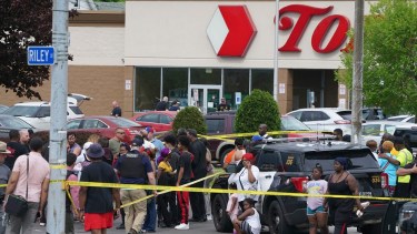  Vecinos se congregan alrededor del supermercado tras enterarse del ataque (Derek Gee/The Buffalo News via AP)