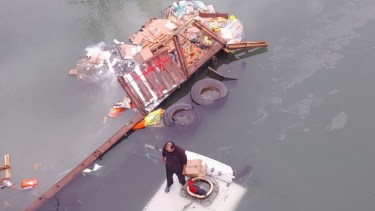 El conductor fue rescatado por Bomberos de Cipolletti, pero antes se puso a salvo subiendo al techo del camión. 