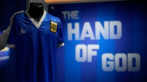 La AFA confirmó que participó de la subasta por la camiseta de Maradona