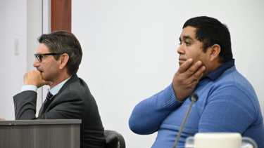 El defensor Damián Moreyra  junto al imputado Cristian Caumillan. (Florencia Salto) 