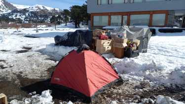 Como puede, Walter trata de resguardar sus pertenencias, que ya se mojaron por la nieve. (Gentileza).-