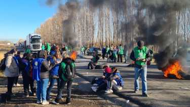 Los cortes de la ruta 22 dificultaron el tránsito de miles de automovilistas y transportistas. (foto: gentileza)