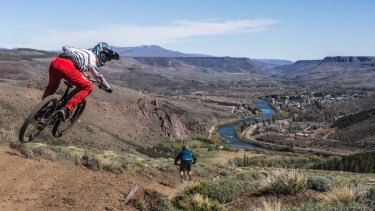 Los atletas se suben a sus bicicletas y su objetivo es llegar a la base del cerro o montaña en menos tiempo que sus competidores. Foto: Lucas Chialvo