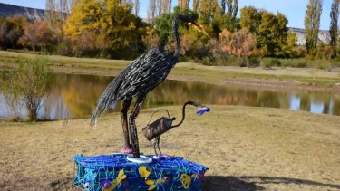 Hecha de chatarra, la garza había quedado instalada a la vera del Río Negro.