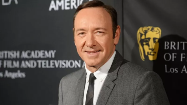 El actor Kevin Spacey ha sido acusado formalmente de cuatro cargos de agresión sexual contra tres hombres. 