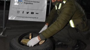 Llevaban más de 5,5 millones de pesos escondidos en una rueda