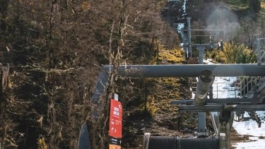 El nuevo centro de esquí se encuentra a unos 35 kilómetros de San Martín de los Andes y ya tiene instalada una silla cuádruple para el traslado hacia la alta montaña (Lago Hermoso sky)