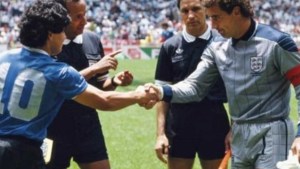 Shilton: «no usaría la camiseta de Maradona ni para lavar los platos»