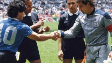 Maradona y Shilton en el sorteo del partido de cuartos de final de México 86'. Argentina le ganó a Inglaterra 2 a 1 con dos tantos de Diego. 
