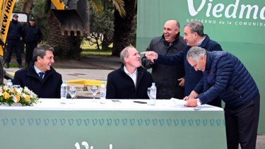 Durante el acto se realizó la firma del acta de inicio de la obra. Foto: Marcelo Ochoa.