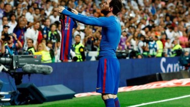 Lionel Messi y un festejo que quedó en la historia. Ahora, subastaron esa misma camiseta. 