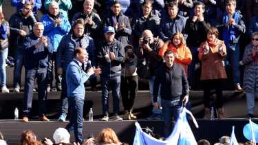 Al acto del mes pasado subieron al escenario casi todos los jefes comunales. Foto: Matías Subat.