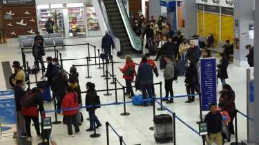 La tasa aeroportuaria es uno de los ítems que se cobran en los boletos de avión. En Neuquén pasó de 750 a 2250 pesos. (Foto archivo Matías Subat).-