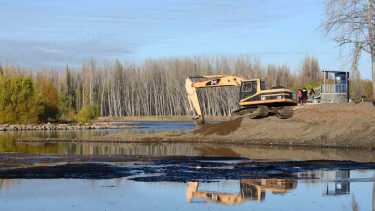 Se están realizando tareas sobre el río Limay para tratar de garantizar el suministro de agua. (Foto Archivo Matías Subat).- 