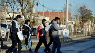 Censistas recorriendo calles en Neuquén. Foto Matías Subat. 