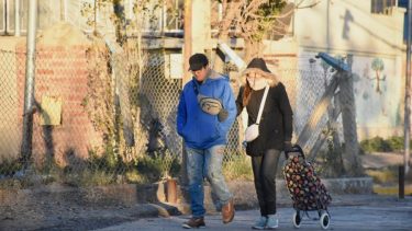 Son necesarias muchas capas de ropa para poder afrontar las responsabilidades afuera de casa. Foto: Matías Subat.-