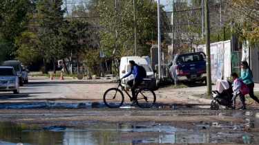 Calle Ceferino Namuncurá,  barrio Don Bosco III. Los desbordes son una constante. (FOTOS: Matías Subat)